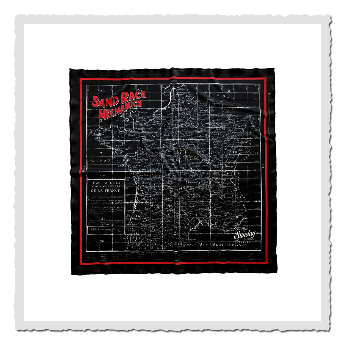 Quadratisches Bandana mit dunklem Kartenmotiv, roter Linie und schwarzem Rand auf weißem Hintergrund.